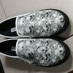 Steve Madden Skull 💀 slip onz